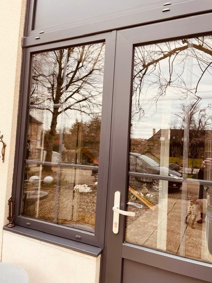 Bel ensemble porte d’entrée installé par TRIHOME Menuiseries à Pierre-de-Bresse