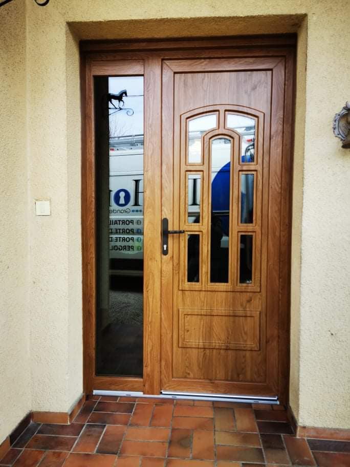 Porte d’entrée pvc style traditionnel installée par TRIHOME Menuiseries à Torpes, en Bresse Louhannaise