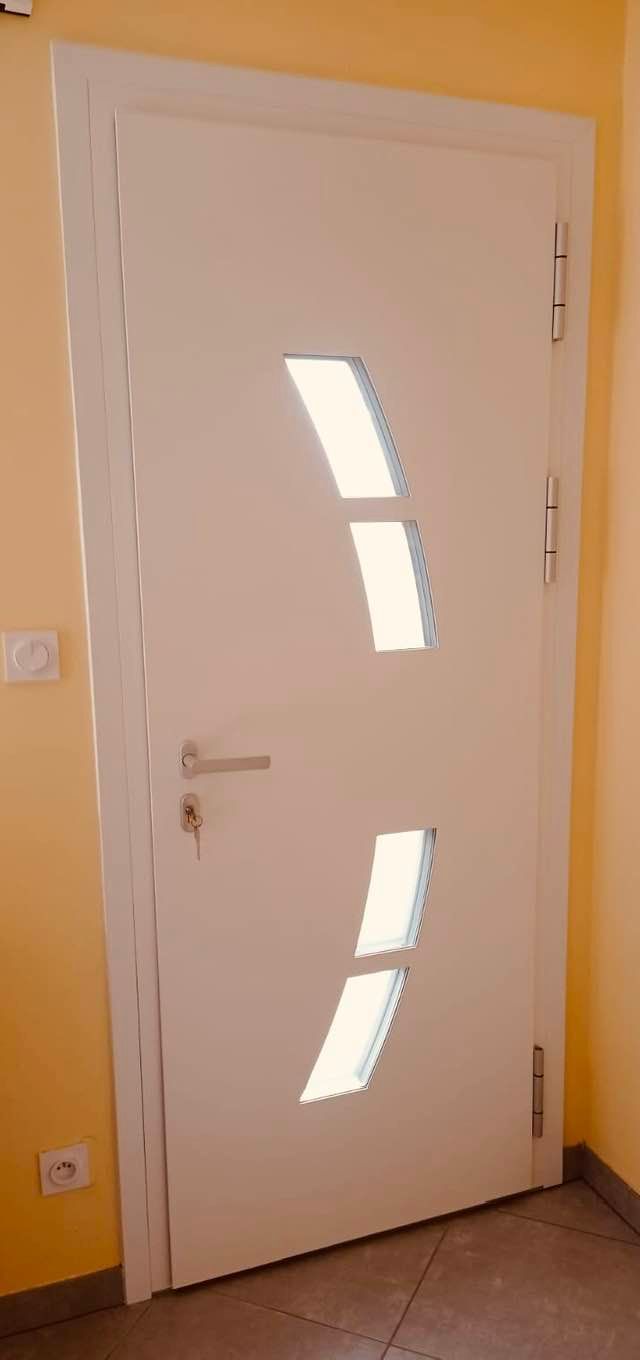 Porte d’entrée avec option lecteur biométrique installée par TRIHOME Menuiseries à Louhans