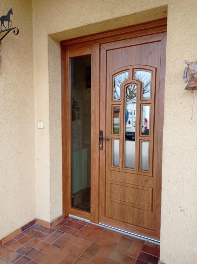 Porte d’entrée , ton chêne doré plaxé installée par TRIHOME Menuiseries à Torpes