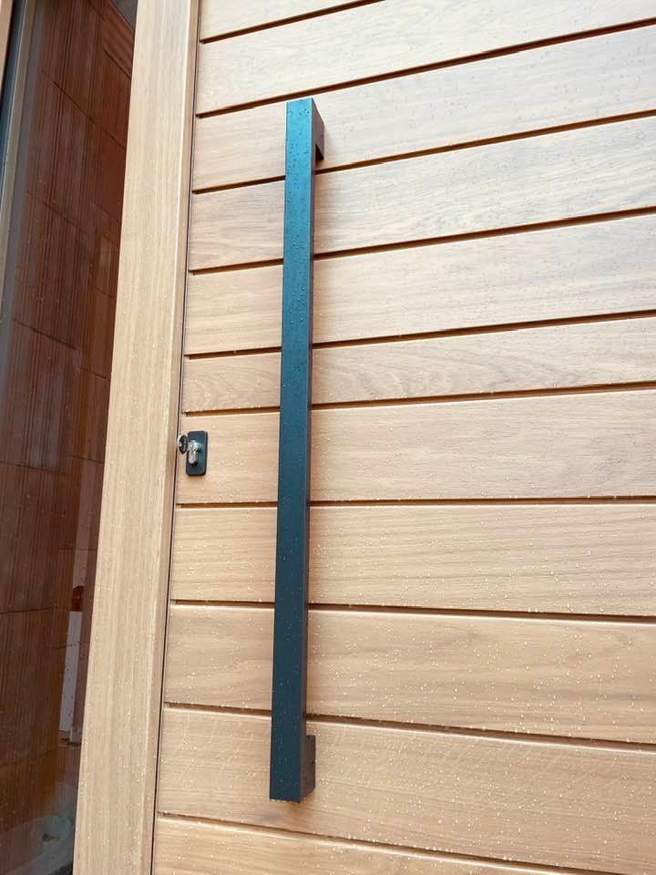 Porte d’entrée avec option barre de tirage laquée sur mesure installée par TRIHOME Menuiseries à Pierre-de-Bresse