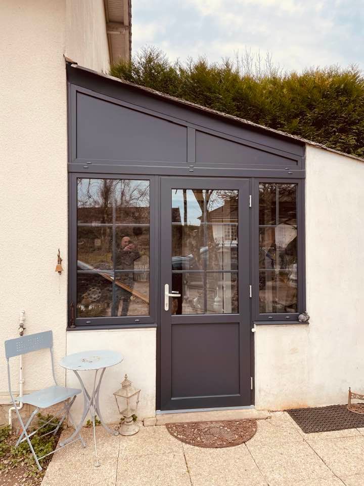 Porte d’entrée sur mesure à isolation optimum installé à Pierre-de-Bresse par TRIHOME Menuiseries, en Bresse bourguignonne