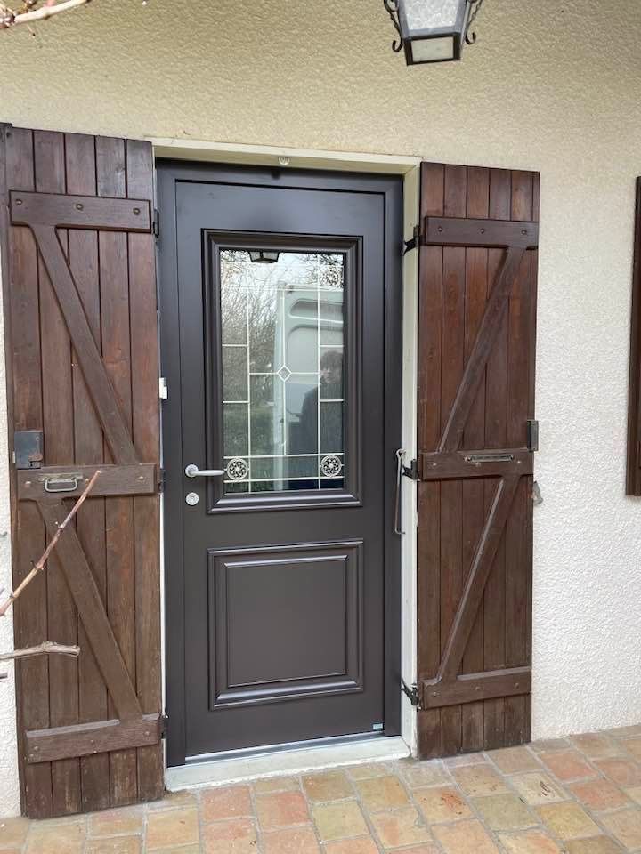 Porte d’entrée aluminium esthétique et isolante installée par TRIHOME Menuiseries à Sens-sur-Seille, en Bresse Louhannaise