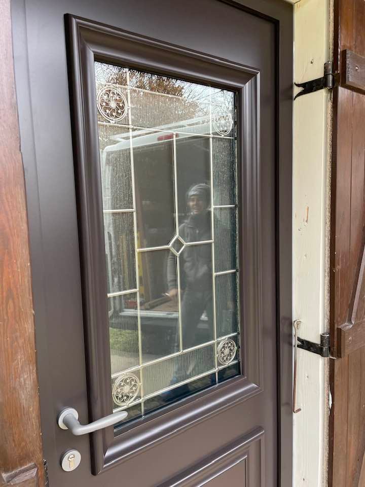 Porte d’entrée style traditionnel installée à Sens-sur-Seille par TRIHOME Menuiseries, en Bresse bourguignonne