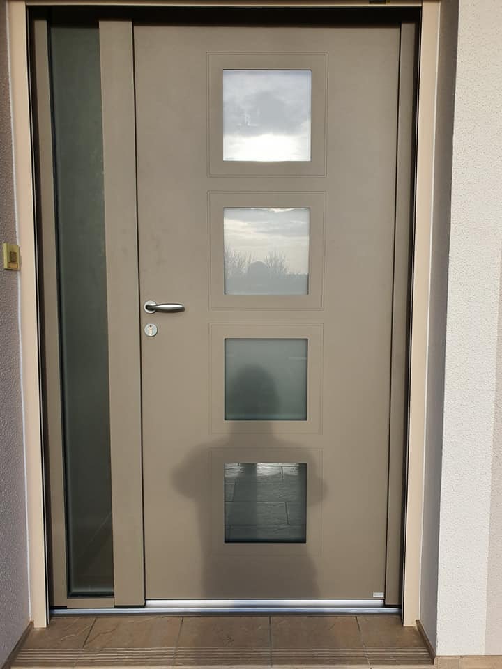 Porte d’entrée tout alu installée par TRIHOME Menuiseries à Vincelles, en Bresse Louhannaise
