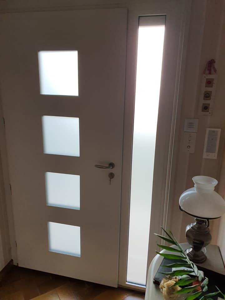 Porte d’entrée tout alu et lumineuse installée à Vincelles par TRIHOME Menuiseries, en Bresse bourguignonne
