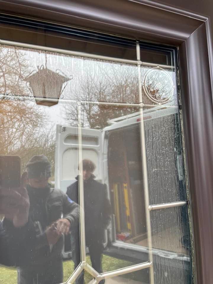 Porte d’entrée avec vitrage sur mesure installée par TRIHOME Menuiseries à Sens-sur-Seille