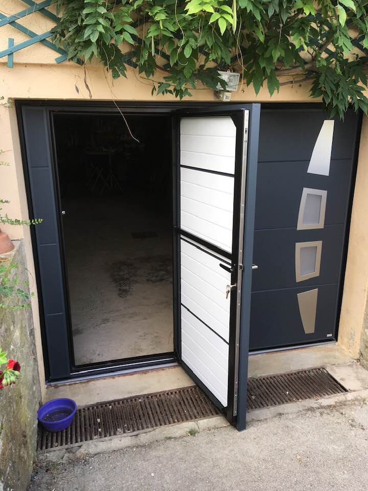 Porte de garage Wedoor installée à Nances par TRIHOME Menuiseries, en Bresse bourguignonne