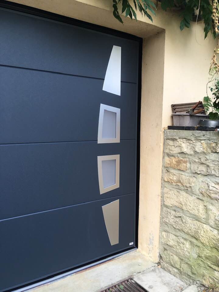 Porte de garage Wedoor isolante et motorisée installée par TRIHOME Menuiseries à Nances