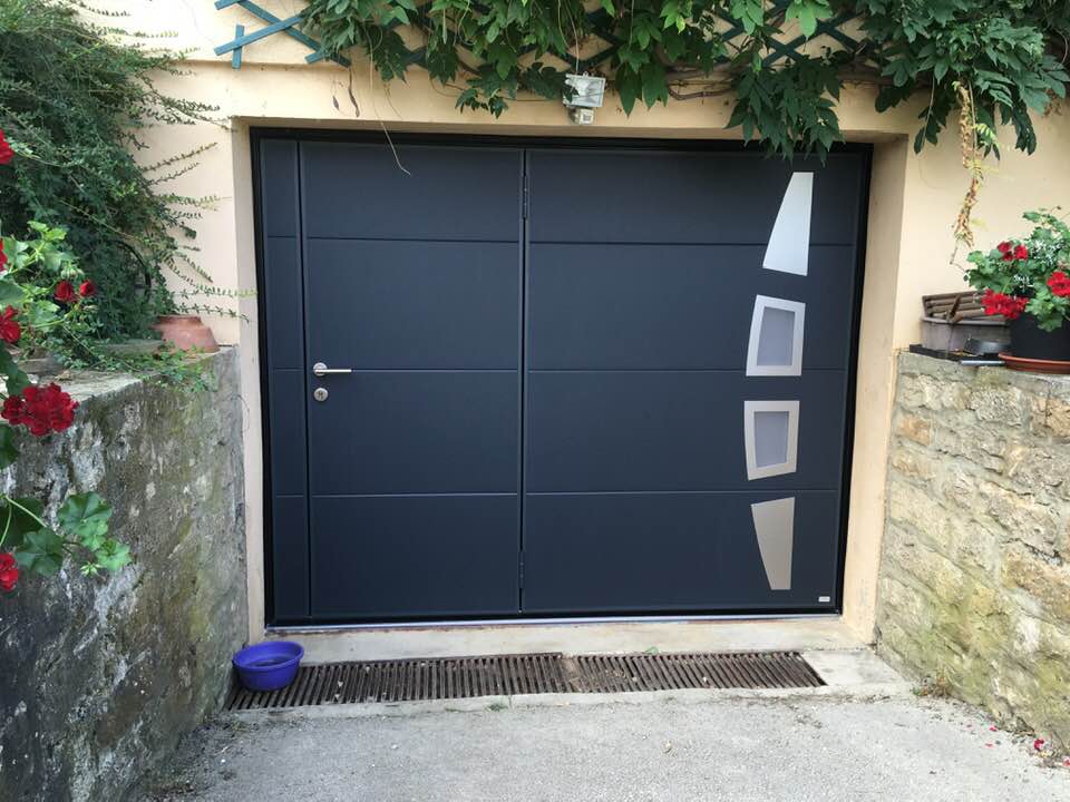 Porte de garage Wedoor isolante installée par TRIHOME Menuiseries à Nances, en Bresse Louhannaise