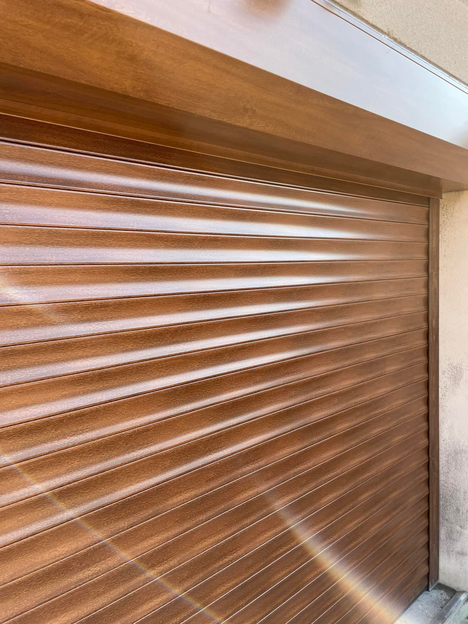 Porte de garage motorisée et isolante installée par TRIHOME Menuiseries à Charette-Varenne en Bresse Louhannaise