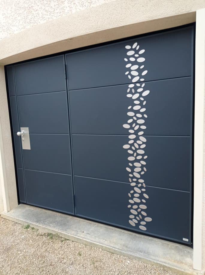 Porte de garage autoportée décor au choix installé par TRIHOME Menuiseries à La Chapelle-Naude en Bresse Louhannaise