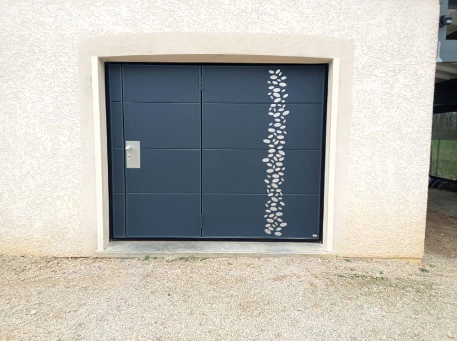 . Porte de garage autoportée avec porte d’entrée intégrée installée à La Chapelle-Naude par TRIHOME Menuiseries, en Bresse bourguignonne