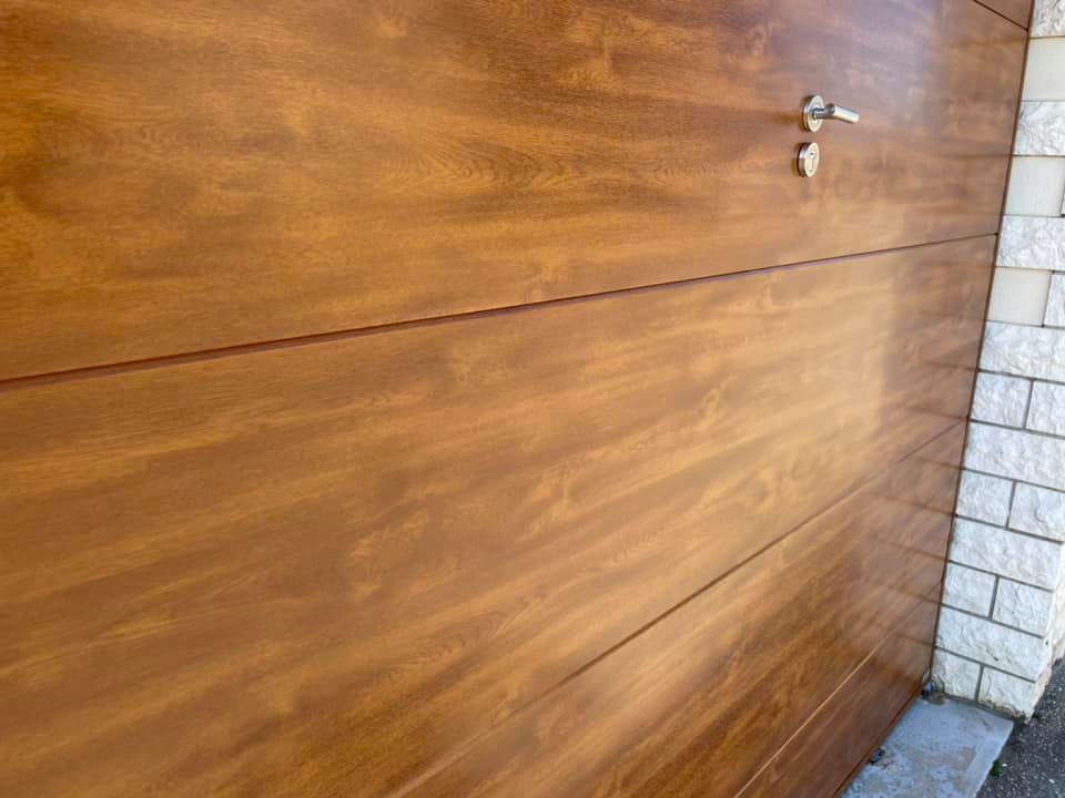 Porte de garage autoportée avec motorisation DEA installée par TRIHOME Menuiseries à Saint-Germain-du-Bois en Bresse Louhannaise