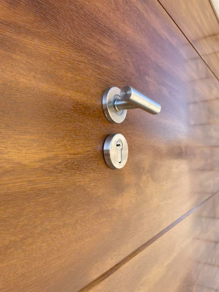 Porte de garage sans rails au plafond installée par TRIHOME Menuiseries à Saint-Germain-du-Bois