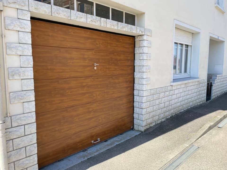 Porte de garage autoportée 100% sur mesure installée à Saint-Germain-du-Bois par TRIHOME Menuiseries, en Bresse bourguignonne