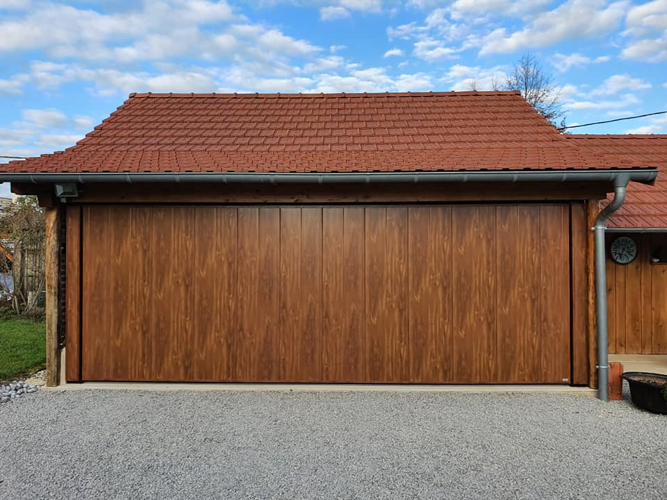 Porte de garage autoportée largeur de passage 6000 mm installée par TRIHOME Menuiseries à Saint-Germain-du-Bois en Bresse Louhannaise