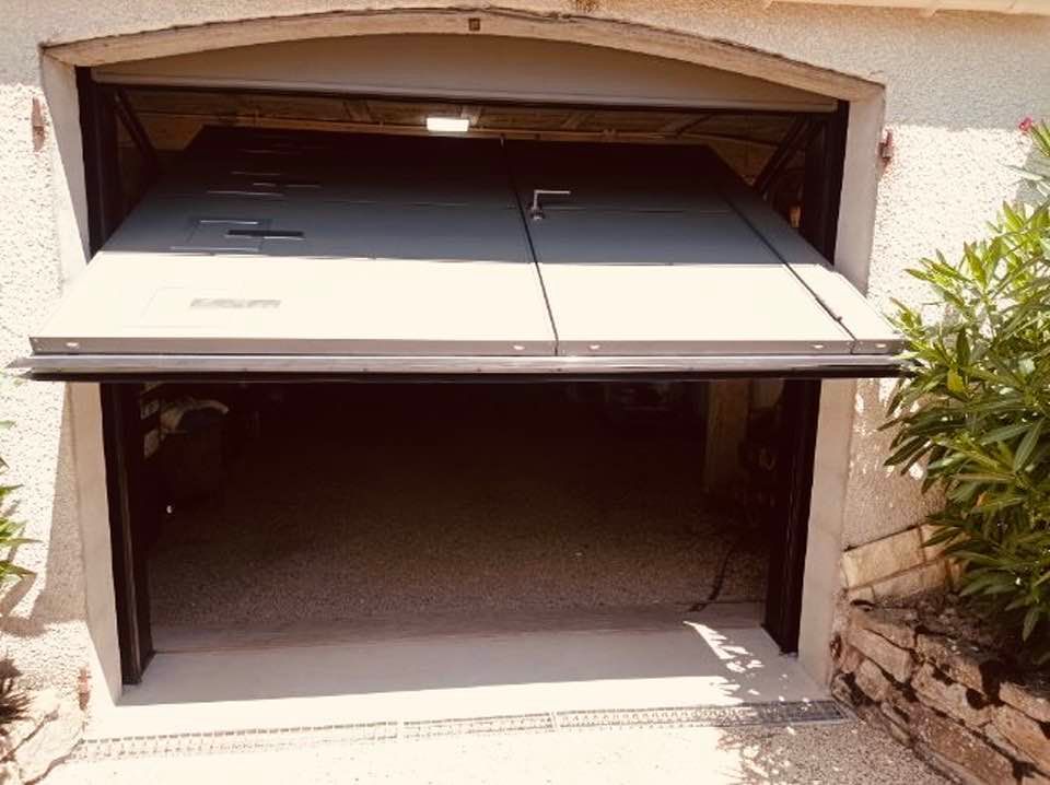 Porte de garage avec imposte haut pour s’adapter au cintrage existant installée par TRIHOME Menuiseries à Saint-Marcel en Bresse Louhannaise