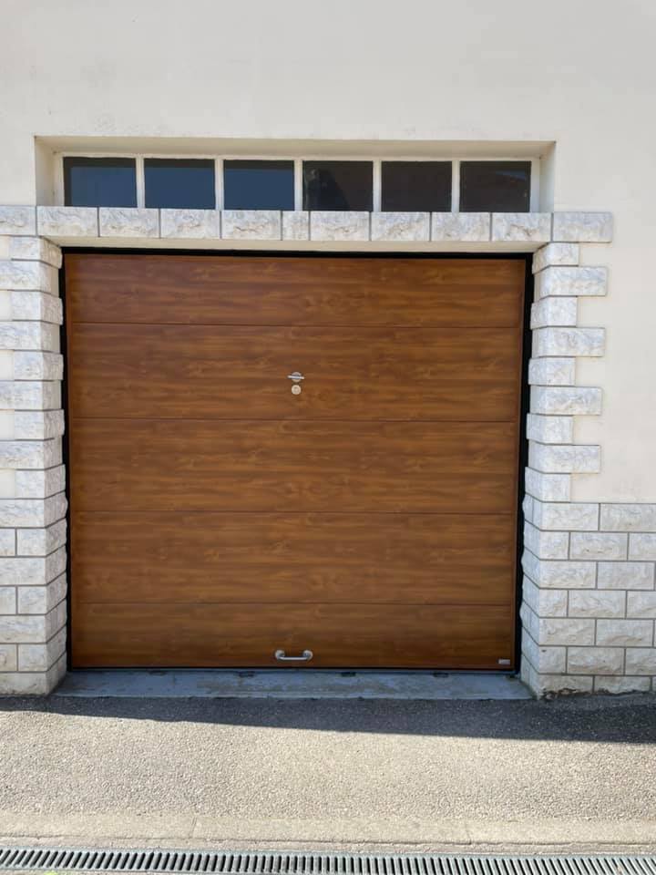 Porte de garage autoportée 100% sur mesure installée à Saint-Germain-du-Bois par TRIHOME Menuiseries, en Bresse bourguignonne