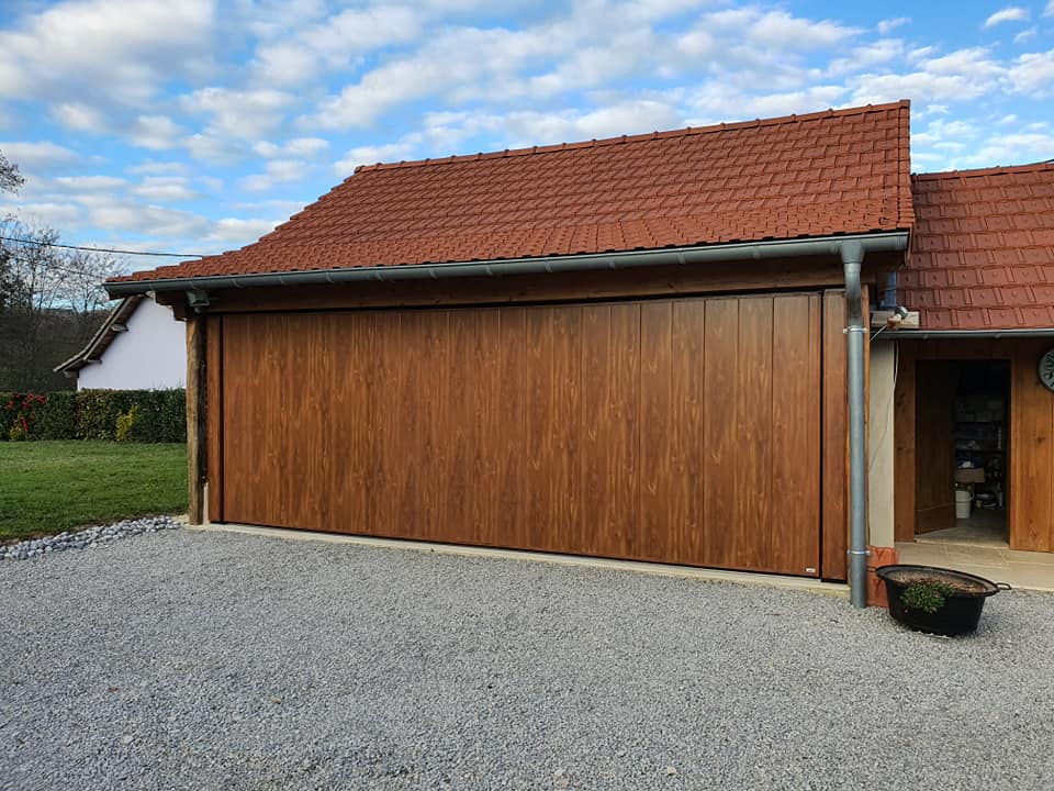 Porte de garage autoportée très grande largeur installée à Saint-Germain-du-Bois par TRIHOME Menuiseries, en Bresse bourguignonne