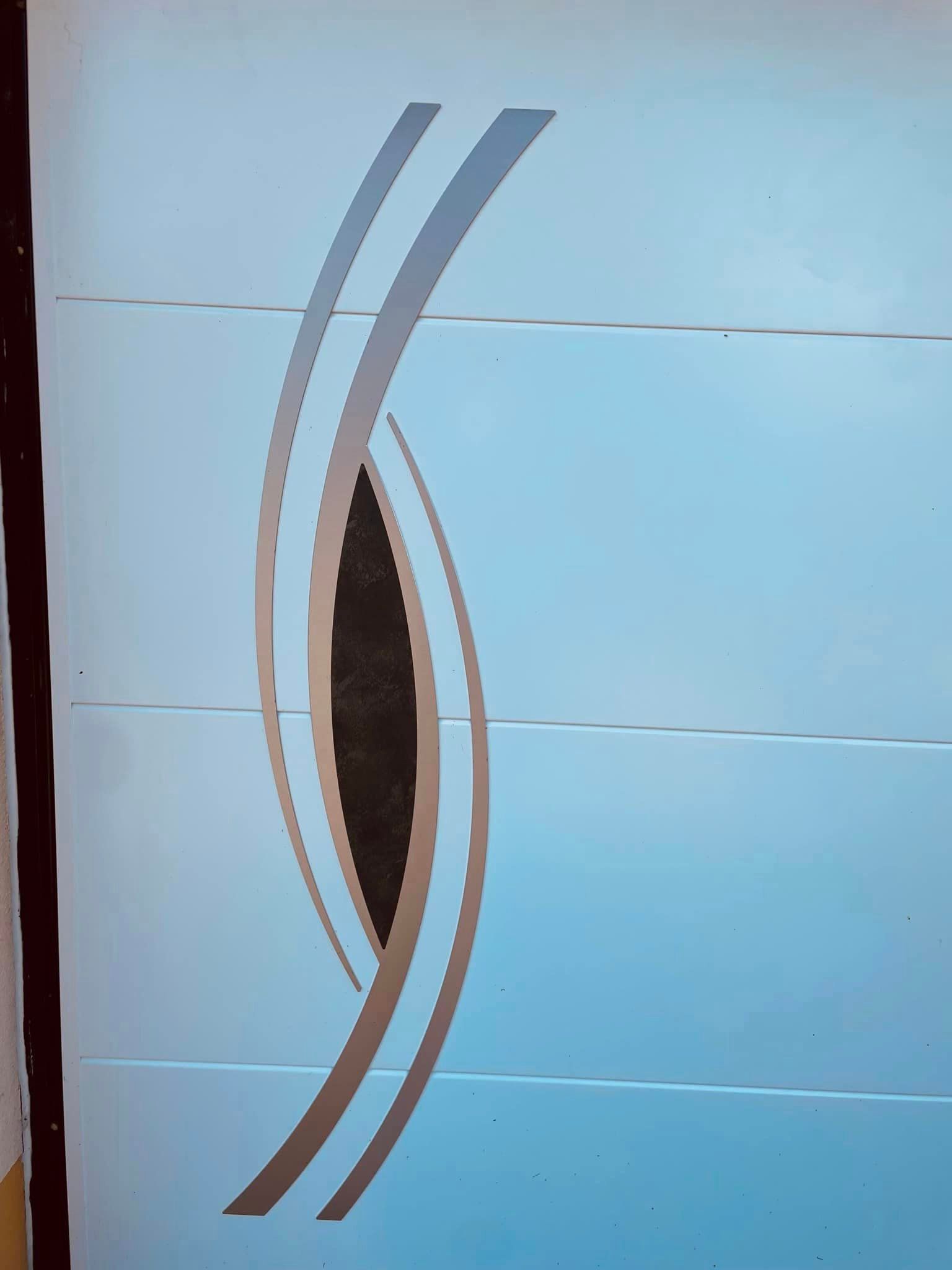 Porte de garage motorisée autoportée installé par TRIHOME Menuiseries à Serley