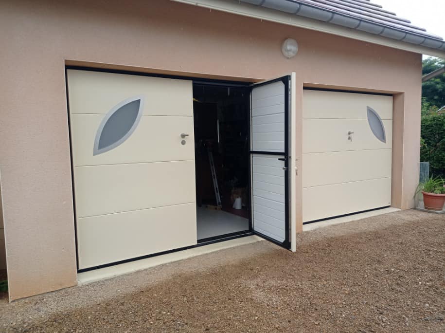 Portail deux battants soudés installé par TRIHOME Menuiseries à Villevieux