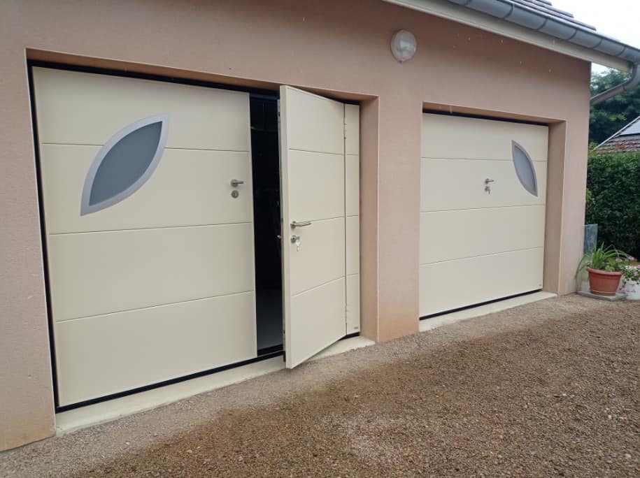 Portail teinte gris sablé sur mesure installé à Villevieux par TRIHOME Menuiseries, en Bresse bourguignonne