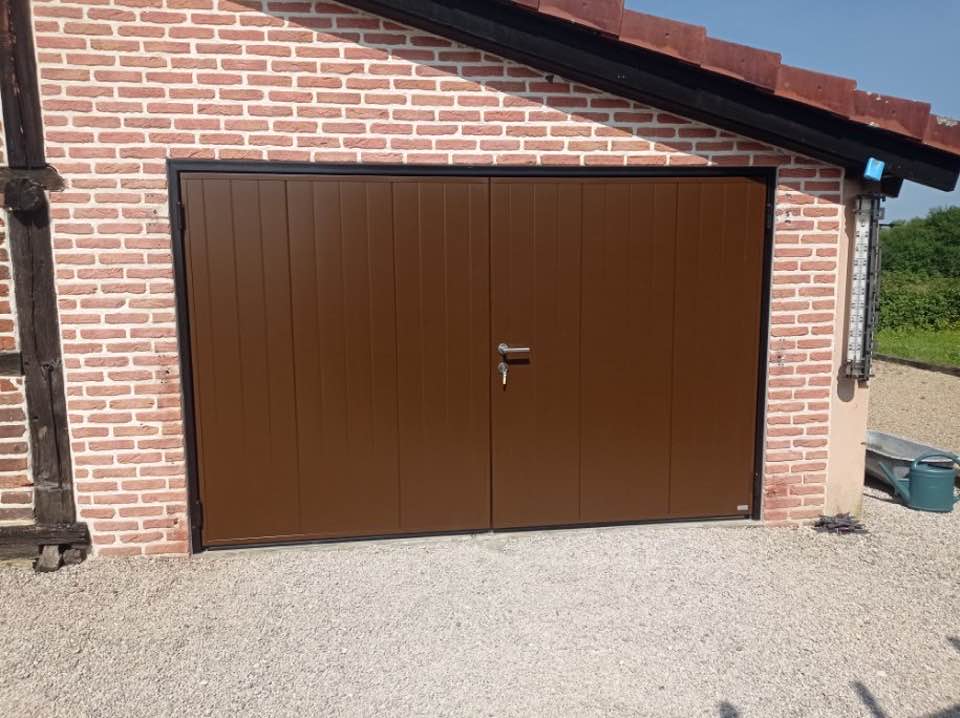 Porte de garage deux battants installée à Frangy-en-Bresse par TRIHOME Menuiseries, en Bresse bourguignonne