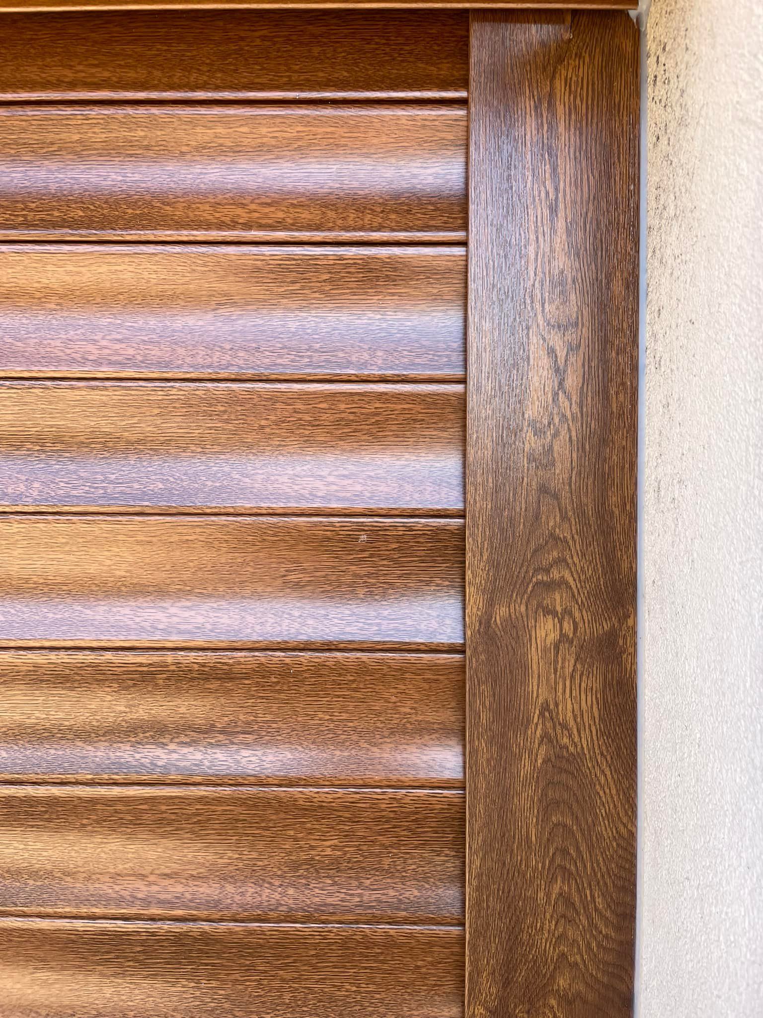 Porte de garage avec motorisation Somfy installée par TRIHOME Menuiseries Charette-Varenne.