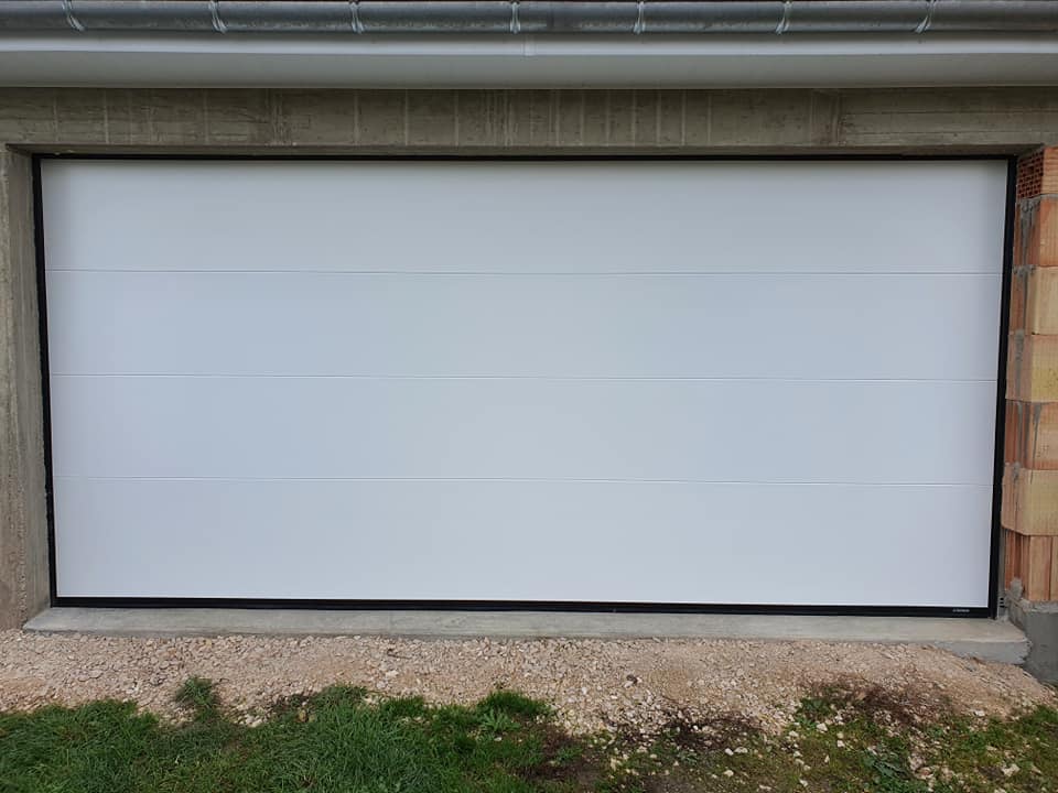 Portes de garage avec motorisation DEA Space installées par TRIHOME Menuiseries à Bey