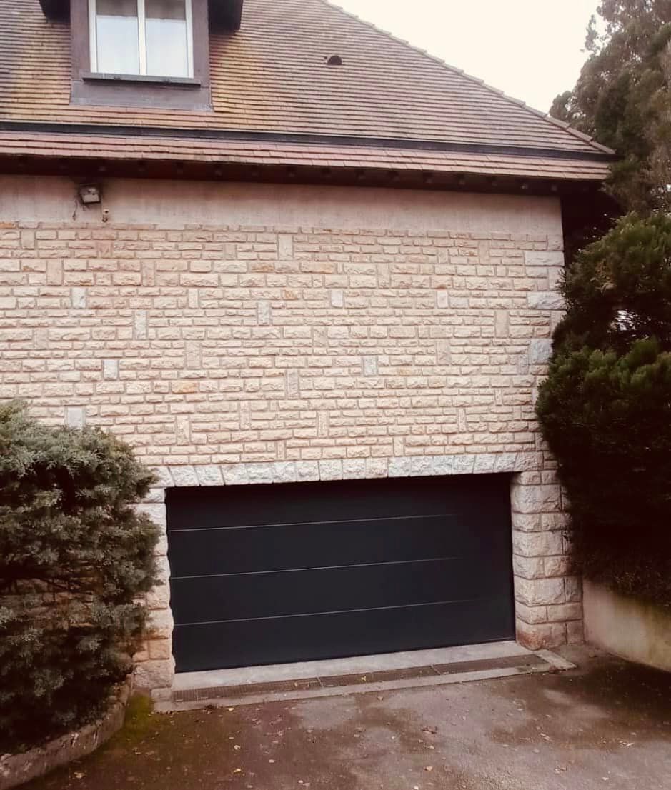 Porte de garage motorisée via DEA Space installée par TRIHOME Menuiseries à Louhans