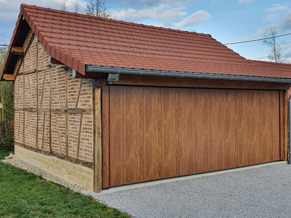 Porte de garage isolante chêne doré plaxé installée par TRIHOME Menuiseries à Saint-Germain-du-Bois