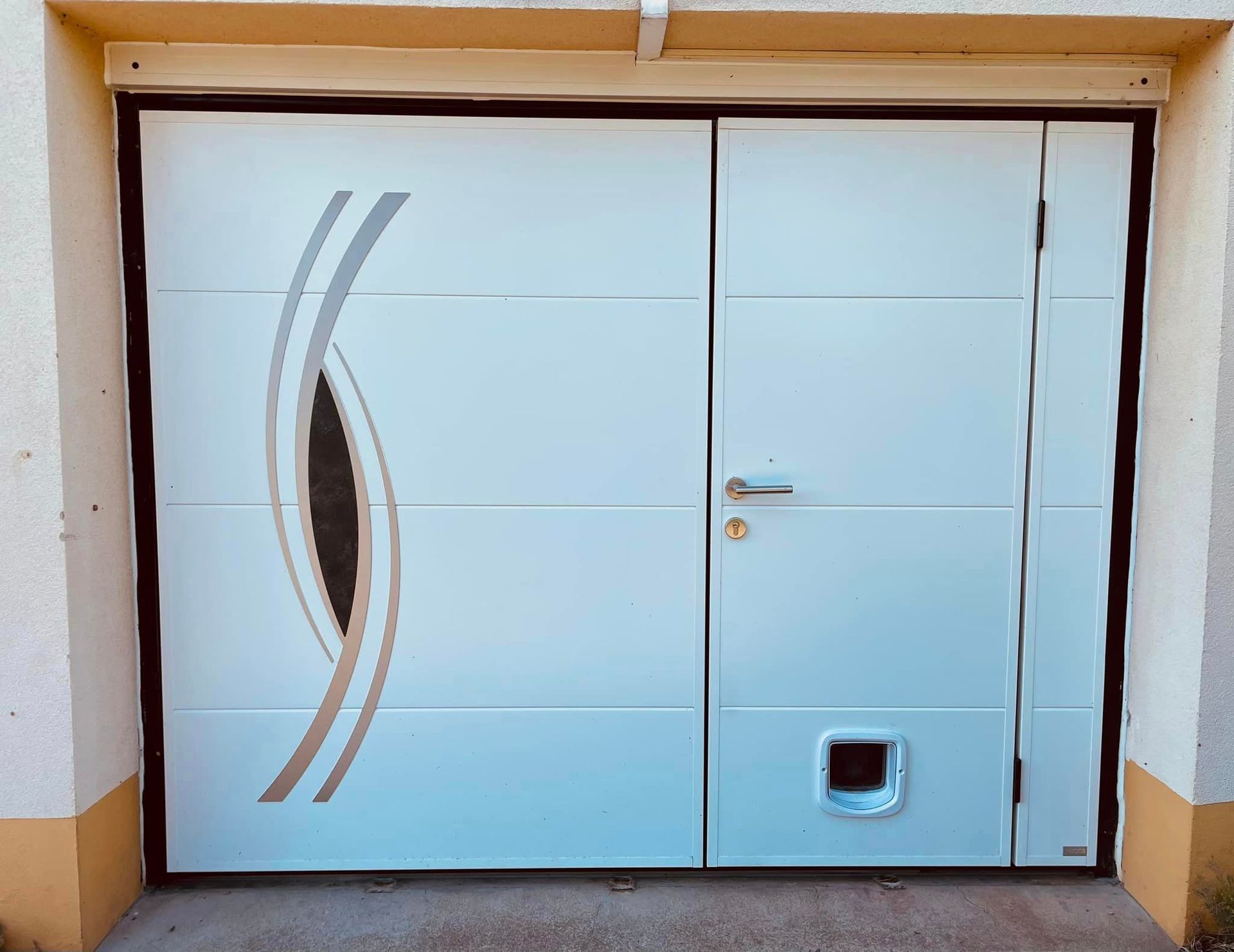 Porte de garage mêlant ardoise et alu brossé installée à Serley par TRIHOME Menuiseries, en Bresse bourguignonne