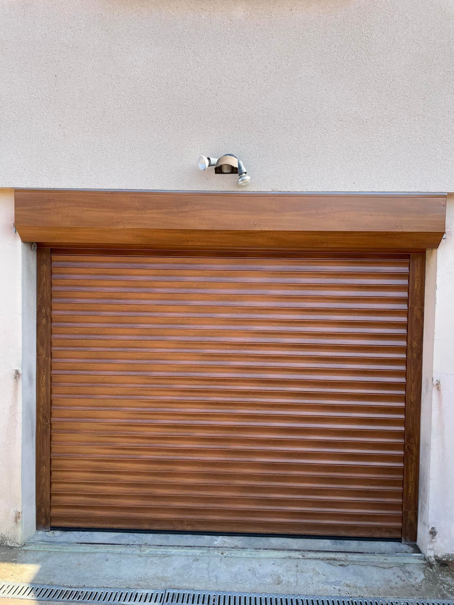 Porte de garage aluminium enroulable installée à Charette-Varenne par TRIHOME Menuiseries, en Bresse bourguignonne