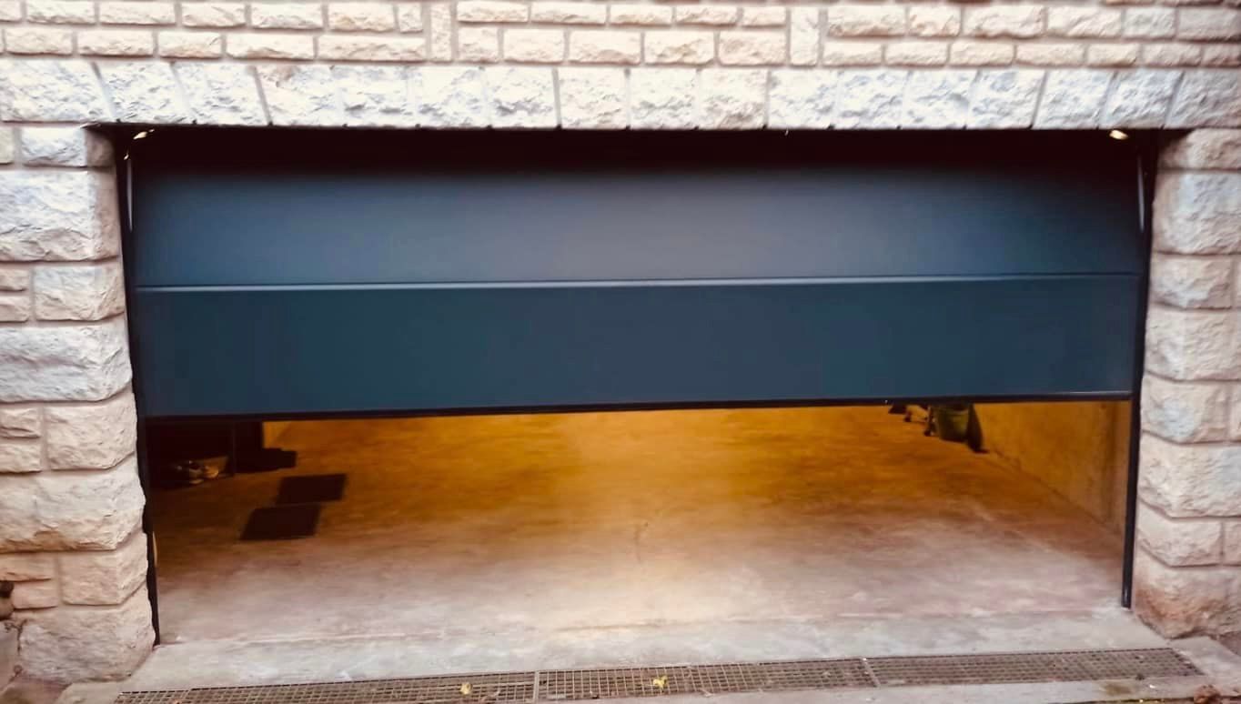 Porte de garage grande largeur installée par TRIHOME Menuiseries à Louhans en Bresse Louhannaise