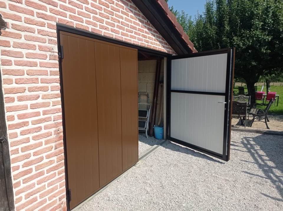 Porte de garage ouverture extérieure installé par TRIHOME Menuiseries à Frangy-en-Bresse en Bresse Louhannaise