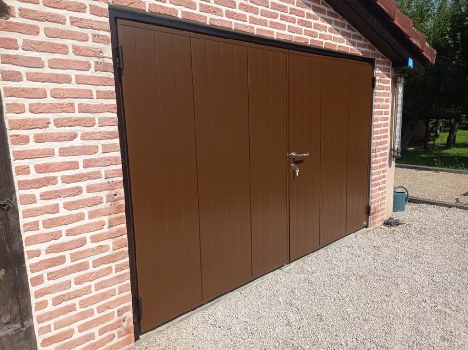 Porte de garage structure thermolaqué teinte au choix installée par TRIHOME Menuiseries à Frangy-en-Bresse