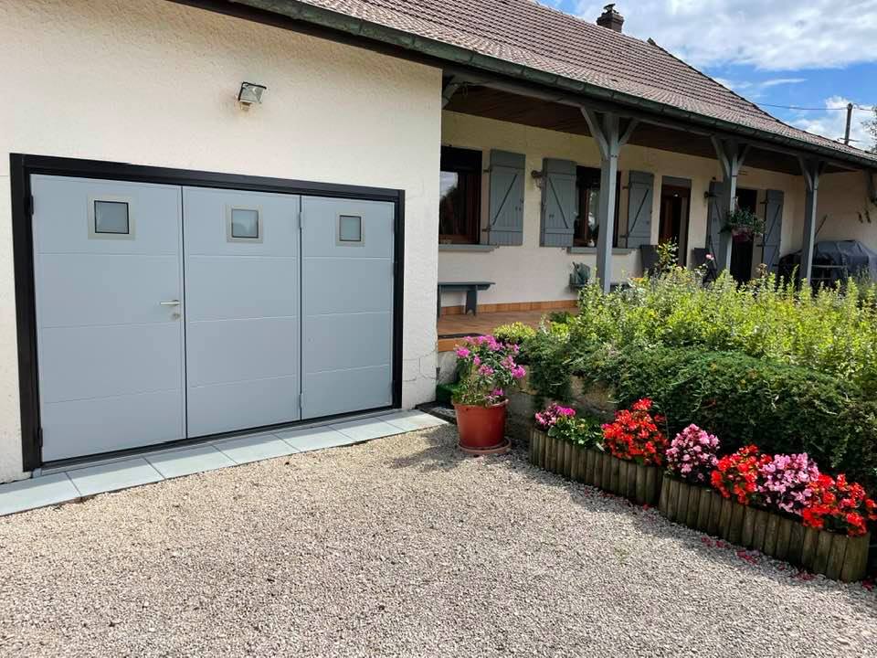 Porte de garage trois battants installée par TRIHOME Menuiseries à Saint-Germain-du-Bois, en Bresse Louhannaise