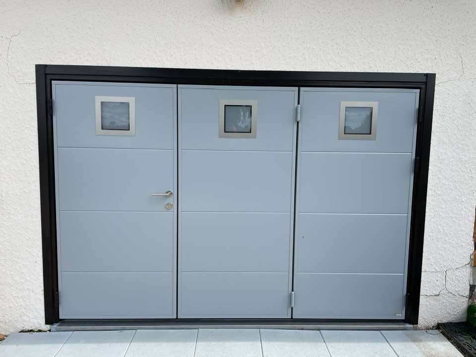 Porte de garage trois battants avec ouverture extérieure installée à Saint-Germain-du-Bois par TRIHOME Menuiseries, en Bresse bourguignonne