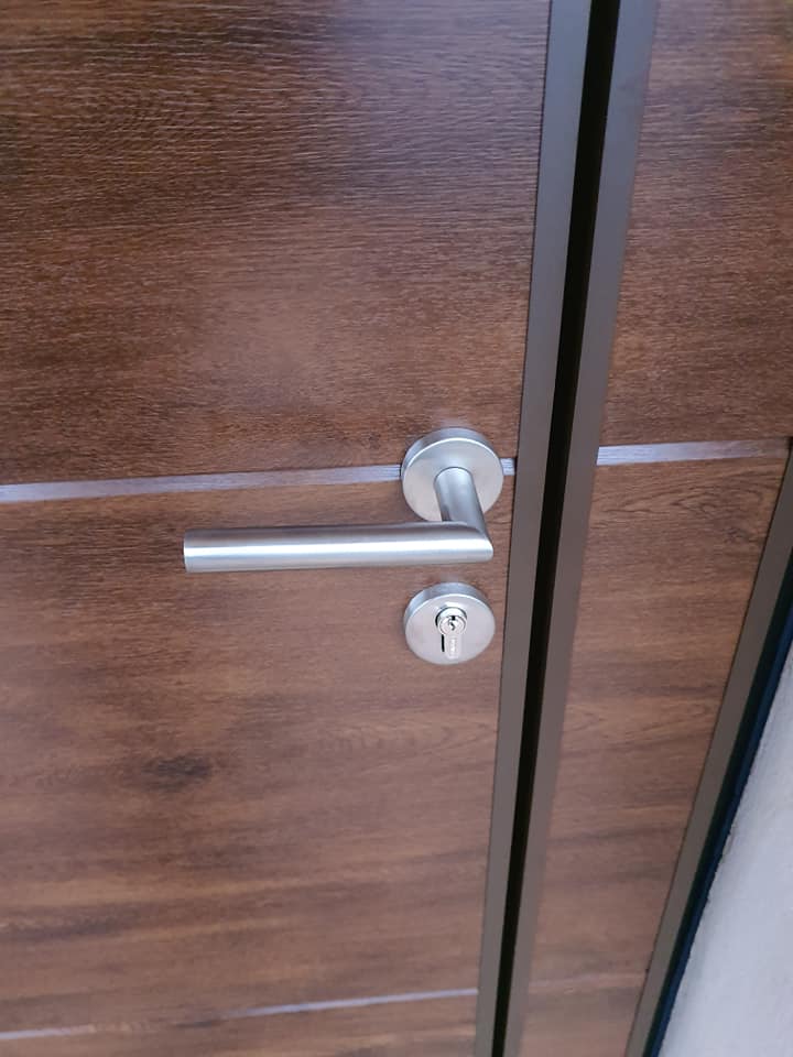 Belle porte de garage Wedoor installée par TRIHOME Menuiseries à Mervans