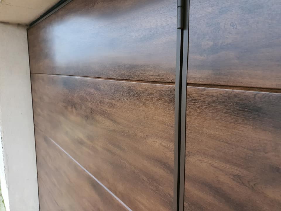 Porte de garage Wedoor installée à Mervans par TRIHOME Menuiseries, en Bresse bourguignonne