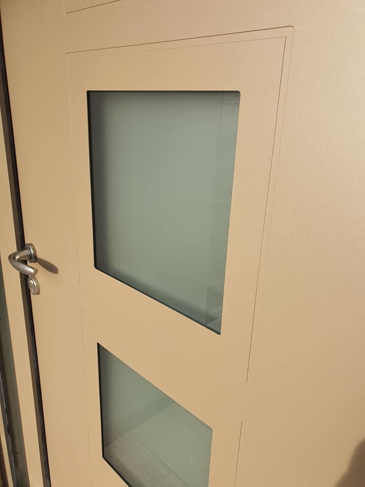 Porte d’entrée tout alu bicolore installée par TRIHOME Menuiseries à Vincelles