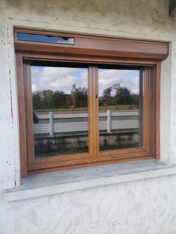 Porte d’entrée et fenêtres avec volets roulants aluminium installées par TRIHOME Menuiseries à La Chapelle volant