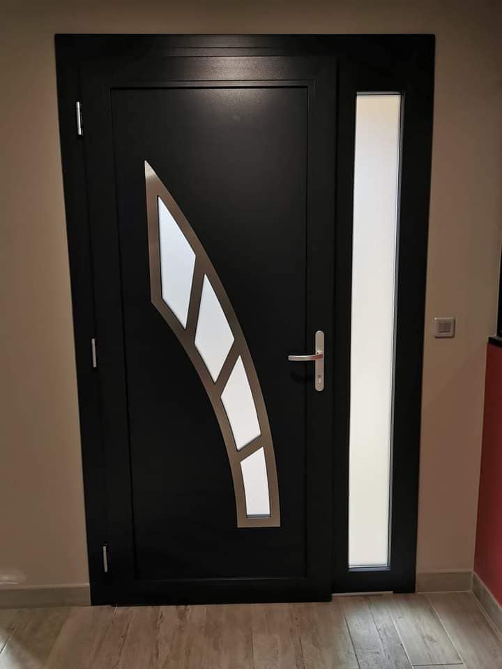 Porte d’entrée isolante installée à Pierre-de-Bresse par TRIHOME Menuiseries, en Bresse bourguignonne