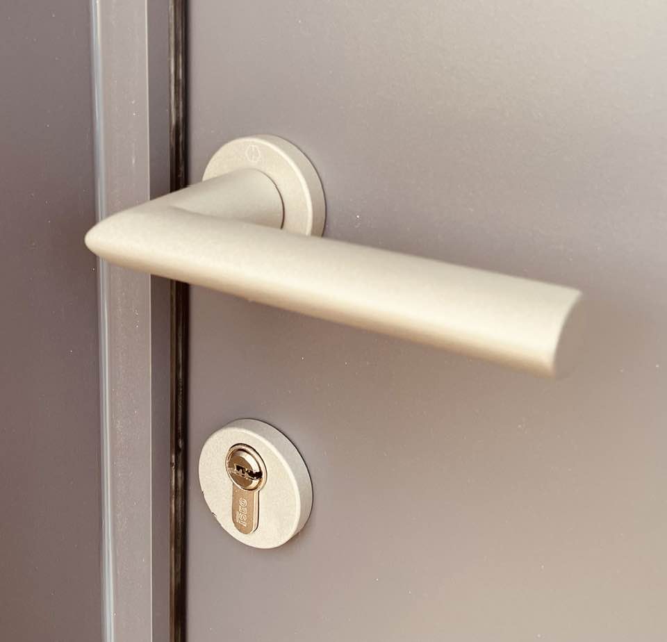 Porte d’entrée triple vitrage installée par TRIHOME Menuiseries à Mervans