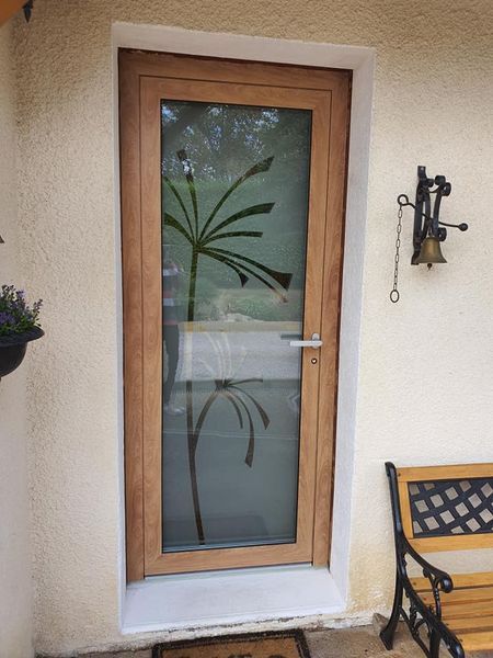 Porte d’entrée aluminium à motif sur mesure installée par TRIHOME Menuiseries à Mervans, en Bresse Louhannaise