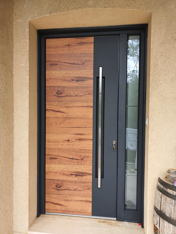 Porte d'entrée aluminium d'exception à Pierre de Bresse par Trihome Menuiseries en Bresse Louhannaise