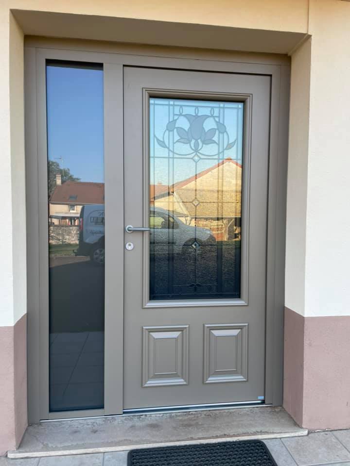 Porte d’entrée aluminium haute performance d’isolation installée par TRIHOME Menuiseries à Virey-le-Grand, en Bresse Louhannaise