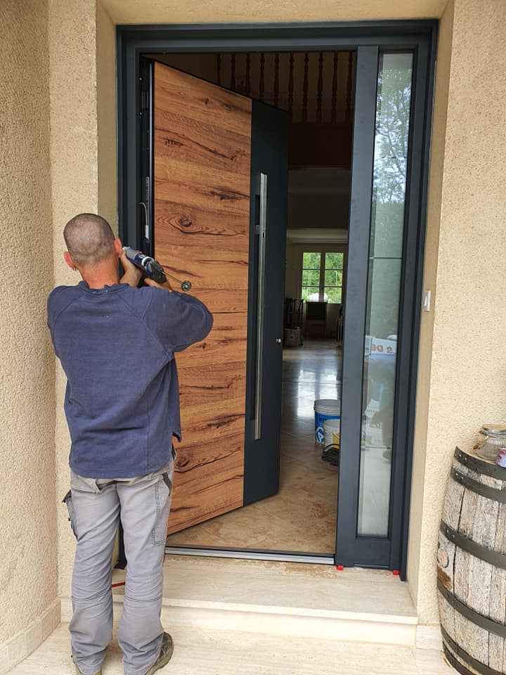 Porte d'entrée au style affirmé à Pierre de Bresse par Trihome Menuiseries à Saint Germain du Bois