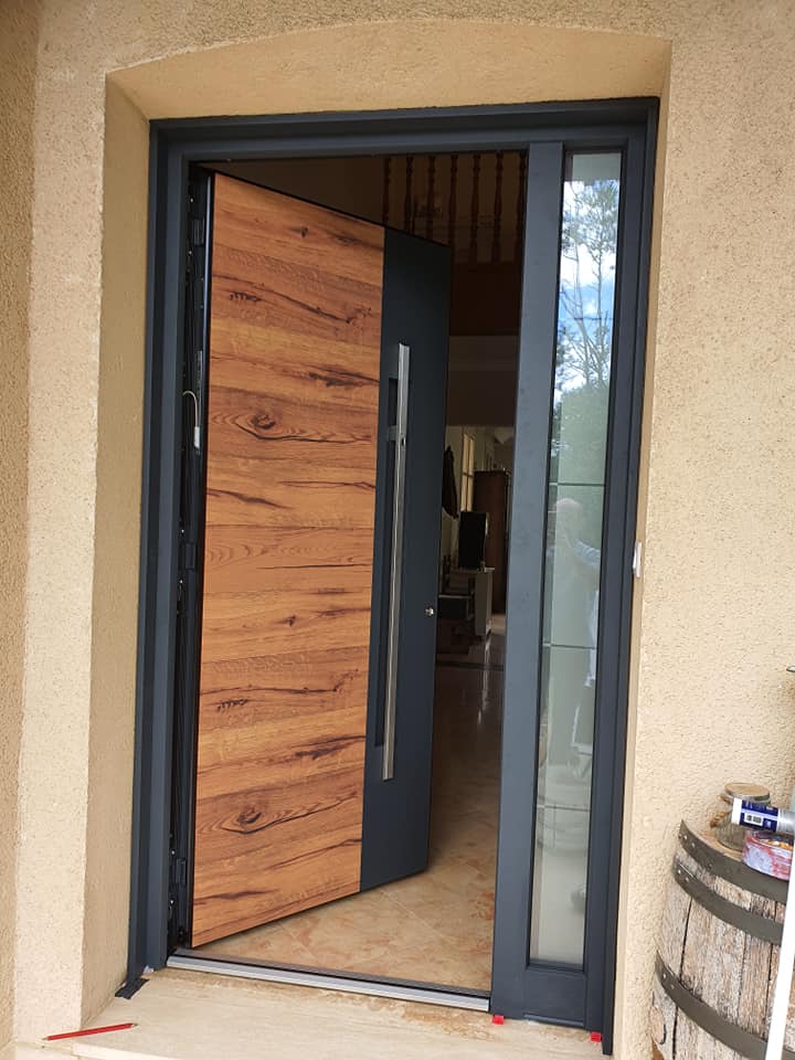 Porte d'entrée tout aluminium à Pierre de Bresse par Trihome Menuiseries en Bresse Bourguignonne